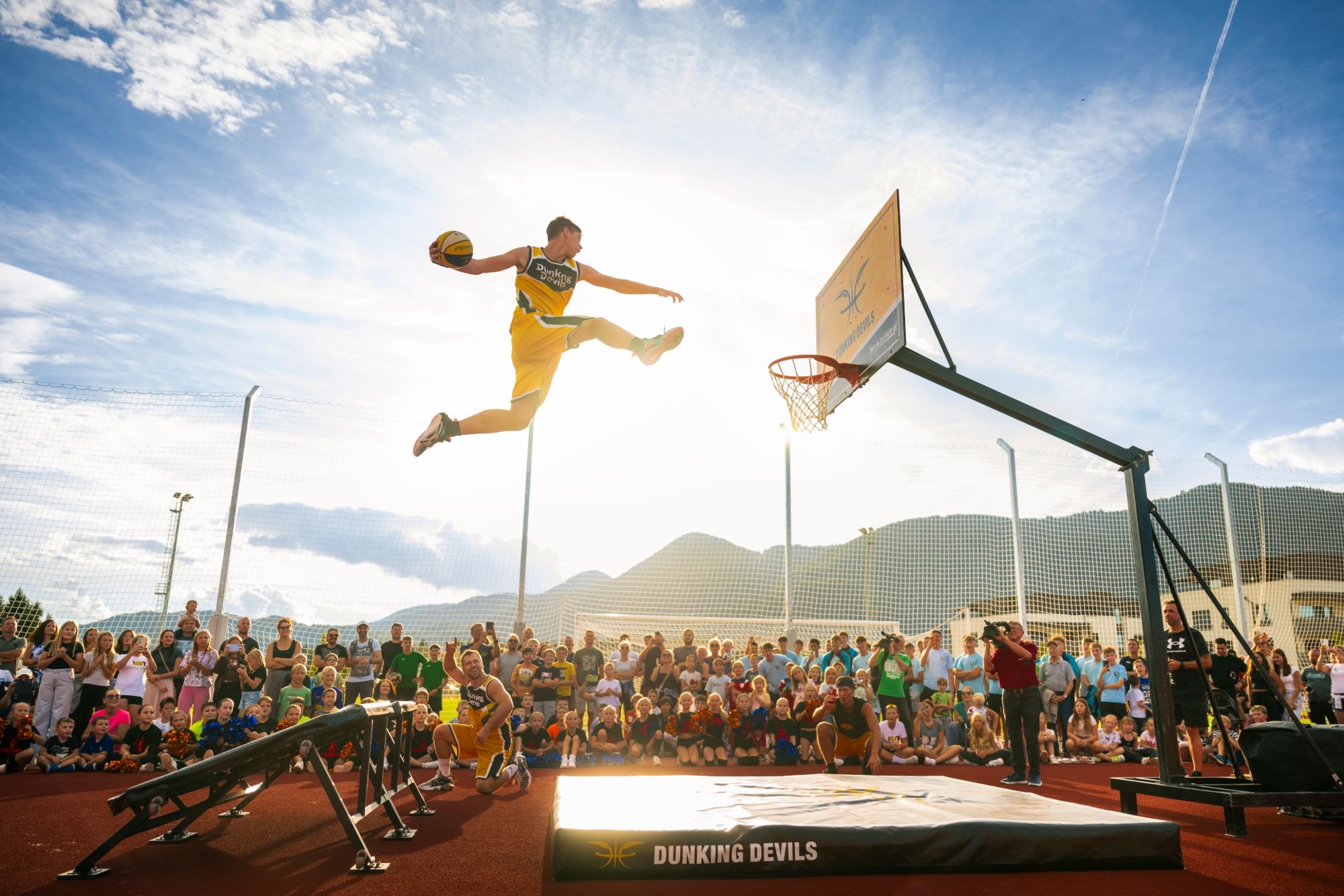 Dunking Devils akrobatsko zabijanje pred publiko na prostem